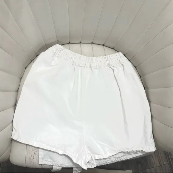 White Mini Skort (S) with Belt Detail. - Picture 5 of 6